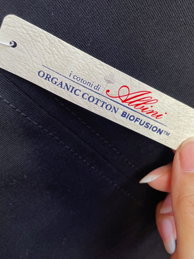 ブラック系のTシャツ/カットソー、その他のスカート、ブラック系のサンダルを着用したレディースの春コーディネートの7枚目の写真