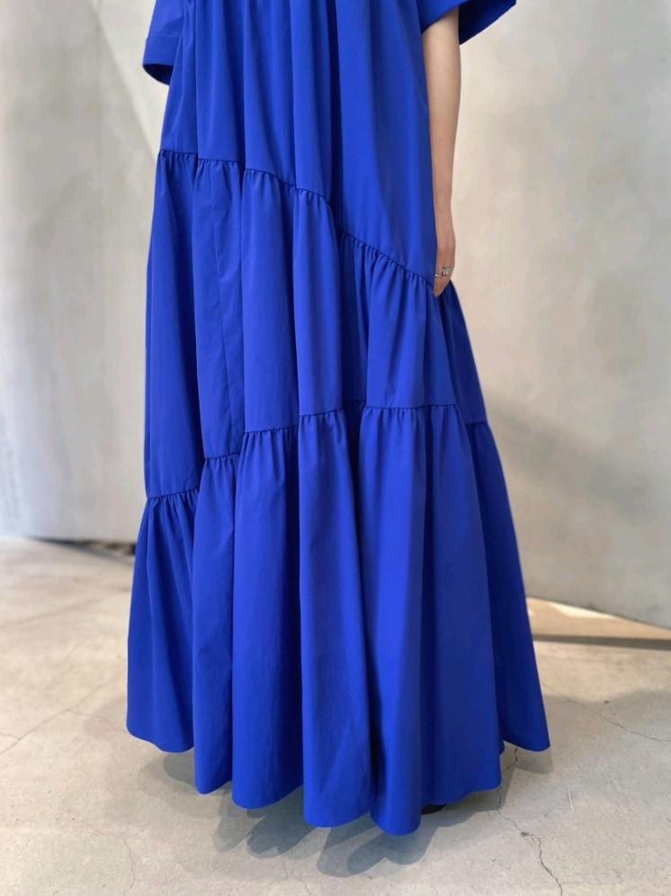 ブルー系のワンピース、ブラック系のサンダル、シルバー系のネックレスを着用したレディースの夏コーディネートの6枚目の写真