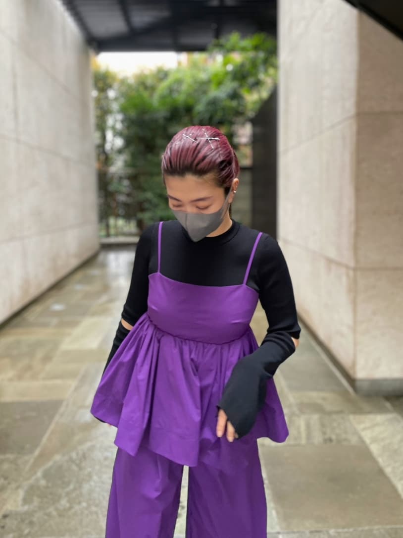 「大人カジュアル、シンプルコーデ、春コーデ、低身長コーデ、レイヤードスタイル、パンツスタイル、キャミソール、ブラック、低身長、きれいめカジュアル、カジュアル、モード、ブーツ、春夏コーデ、ショートブーツ」｜「UN3D.のシャツギャザーキャミソール（キャミソール、パープル系）」を使った、MISAKIさん（レディース・154cm）の春コーディネートの3枚目の写真
