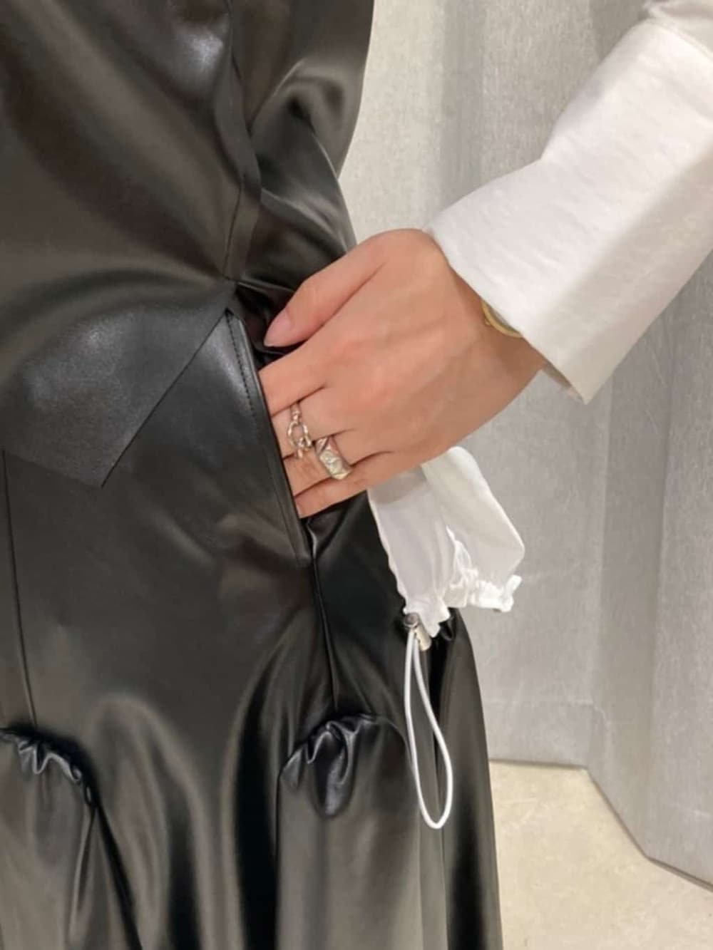 ホワイト系のシャツ/ブラウス、ブラック系のキャミソール、ブラック系のスカートを着用したレディースの秋コーディネートの7枚目の写真