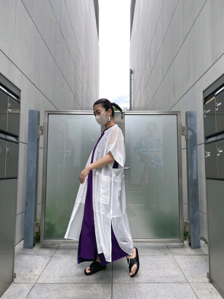 ホワイト系のシャツ/ブラウス、パープル系のワンピース、ブラック系のサンダルを着用したレディースの夏コーディネートの8枚目の写真
