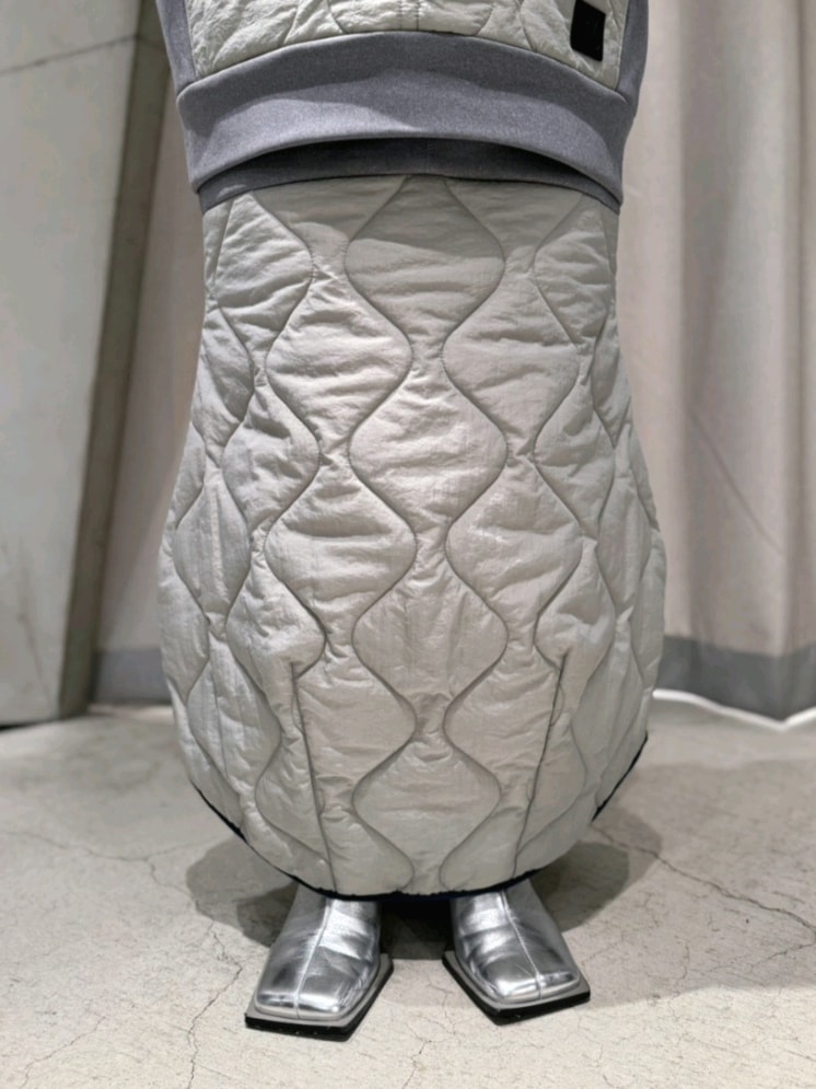 グレー系のスウェット、グレー系のスカート、シルバー系のブーツを着用したレディースの冬コーディネートの5枚目の写真