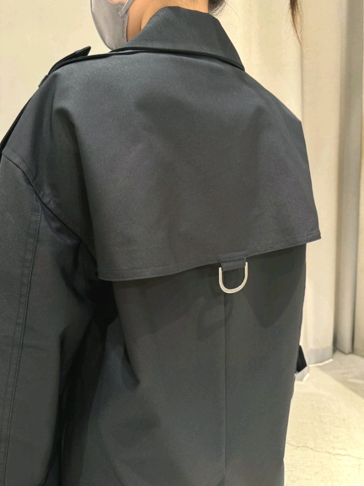 ブラック系のトレンチコート、グレー系のその他パンツ、ブラック系のパンプスを着用したレディースの春コーディネートの7枚目の写真