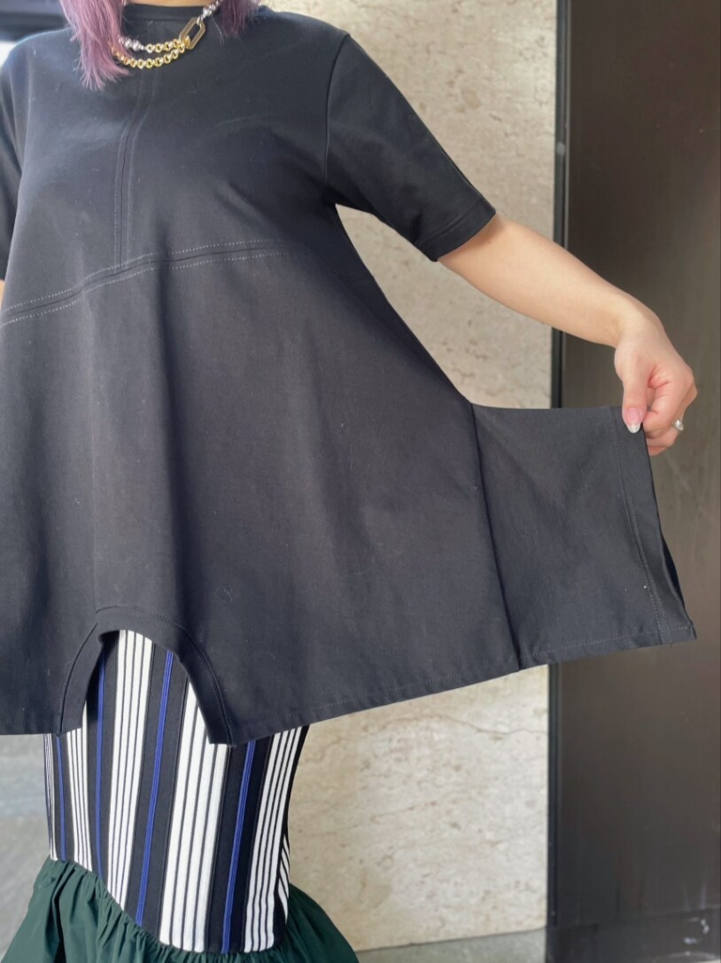 ブラック系のTシャツ/カットソー、その他のスカート、ブラック系のサンダルを着用したレディースの春コーディネートの4枚目の写真