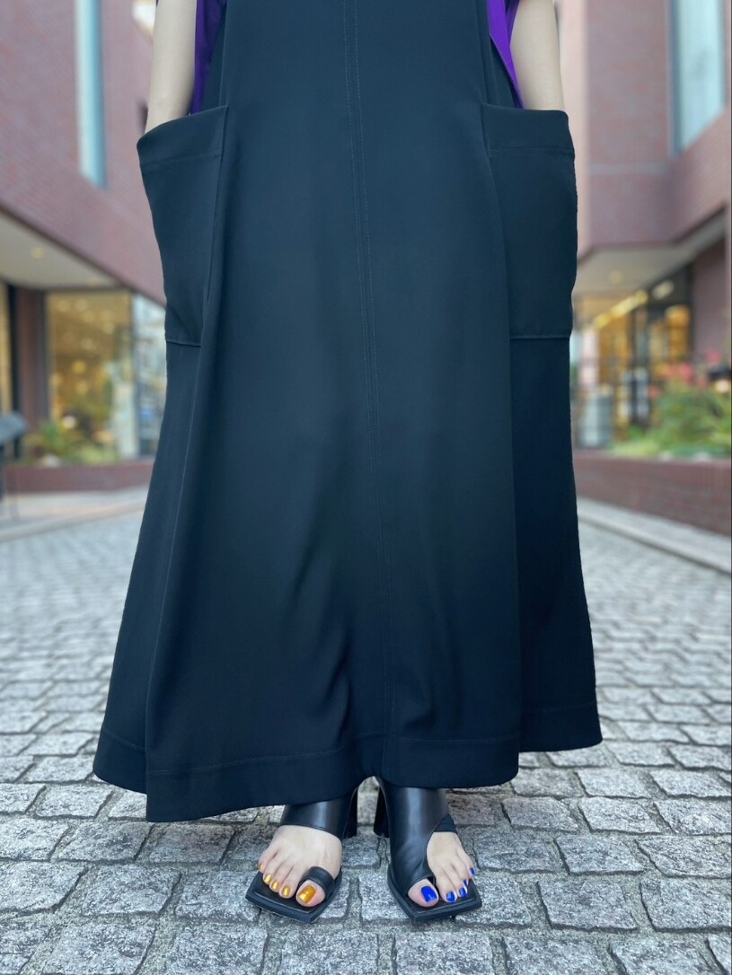 パープル系のシャツ/ブラウス、ブラック系のワンピース、ブラック系のサンダルを着用したレディースの春コーディネートの8枚目の写真