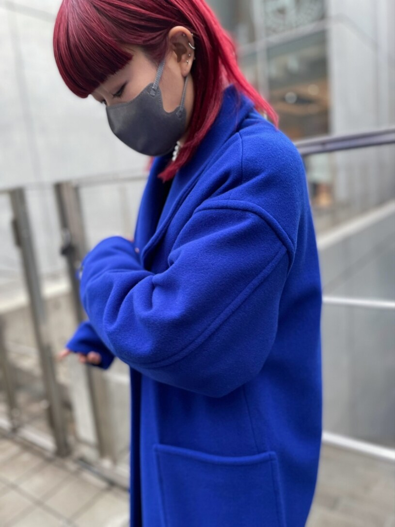 ブルー系のその他アウター、ブラック系のブーツを着用したレディースの冬コーディネートの6枚目の写真