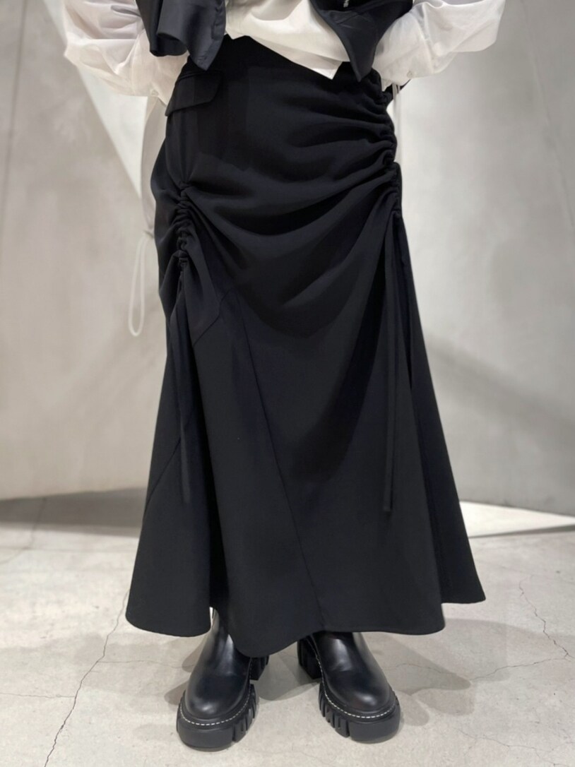 ブラック系のテーラードジャケット、ホワイト系のシャツ/ブラウス、ブラック系のキャミソールを着用したレディースの冬コーディネートの8枚目の写真