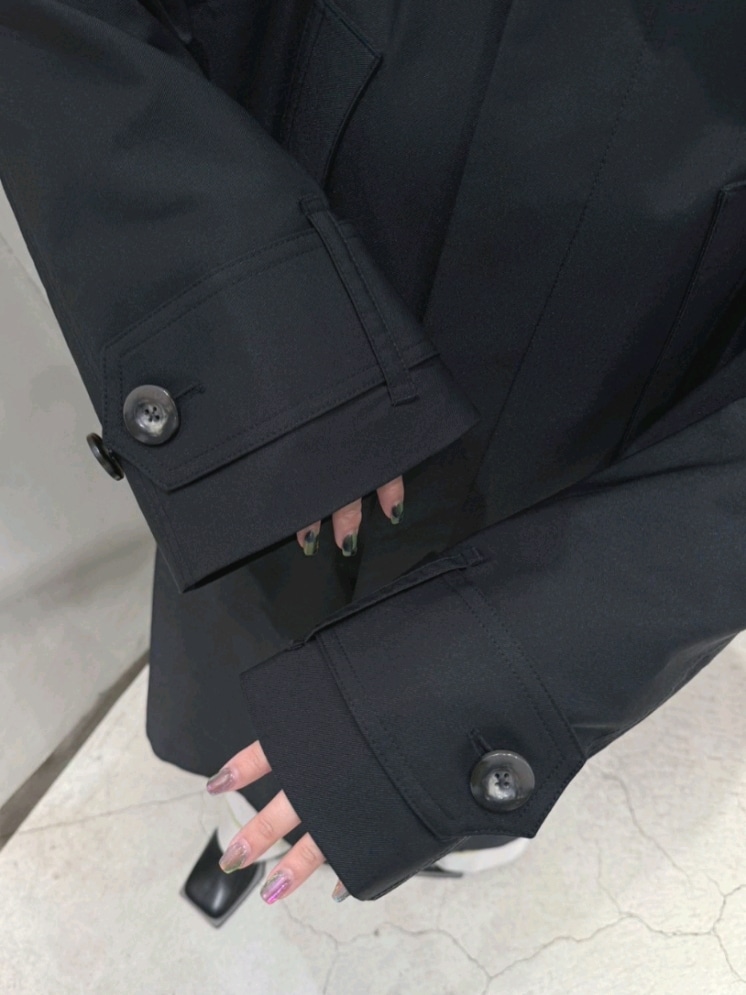 ブラック系のトレンチコート、グレー系のその他パンツ、ブラック系のパンプスを着用したレディースの春コーディネートの5枚目の写真