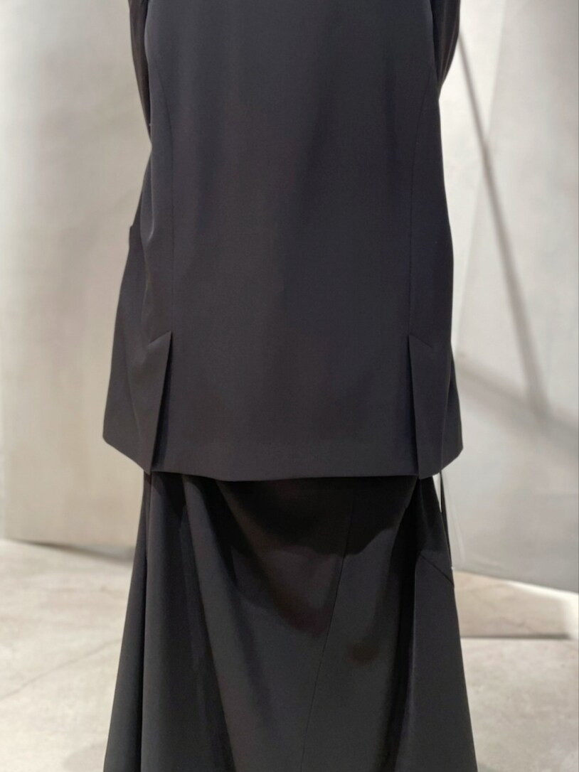 ブラック系のテーラードジャケット、ホワイト系のシャツ/ブラウス、ブラック系のキャミソールを着用したレディースの冬コーディネートの6枚目の写真