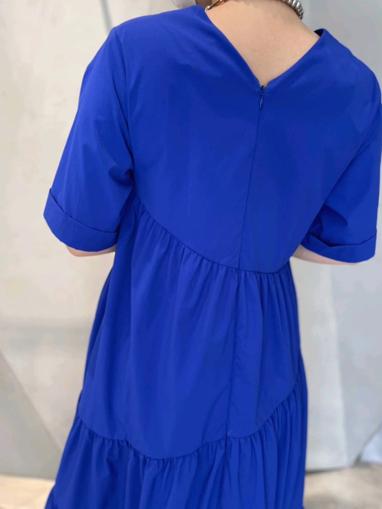 ブルー系のワンピース、ブラック系のサンダル、シルバー系のネックレスを着用したレディースの夏コーディネートの5枚目の写真