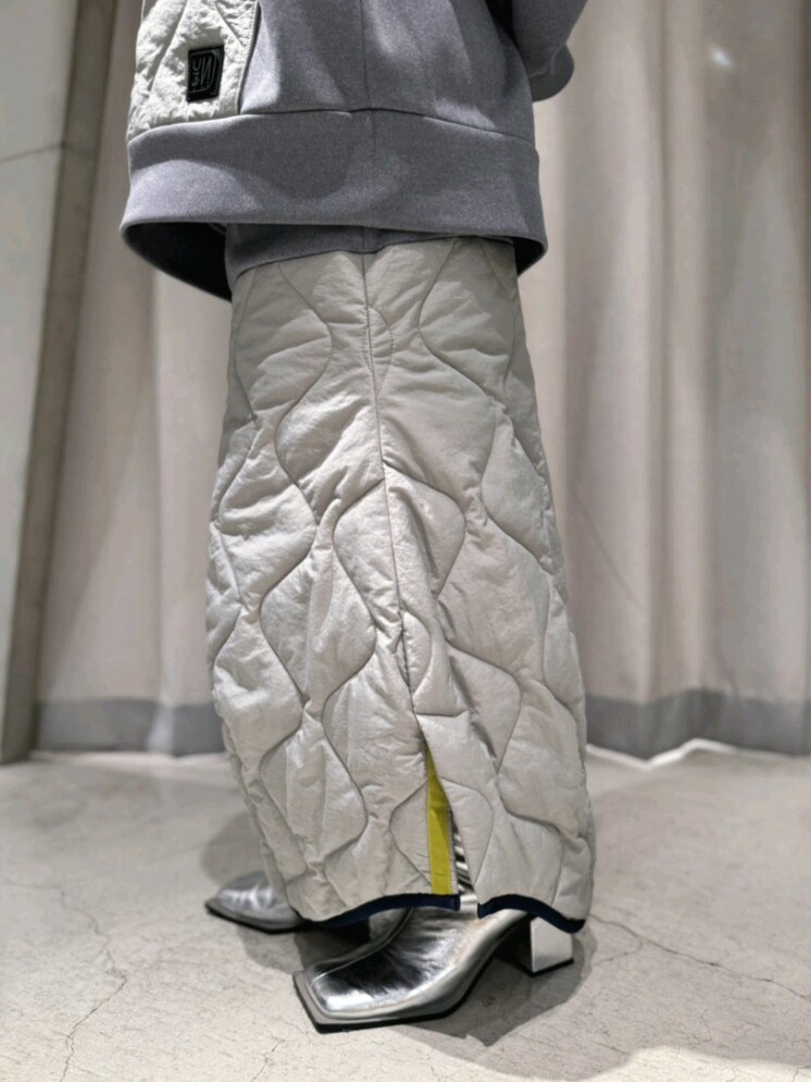 グレー系のスウェット、グレー系のスカート、シルバー系のブーツを着用したレディースの冬コーディネートの6枚目の写真