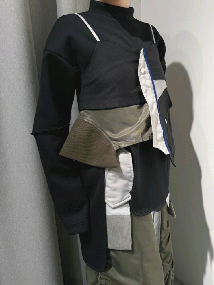 ブラック系のTシャツ/カットソー、ブラック系のキャミソール、ブラック系のスカートを着用したレディースの冬コーディネートの4枚目の写真