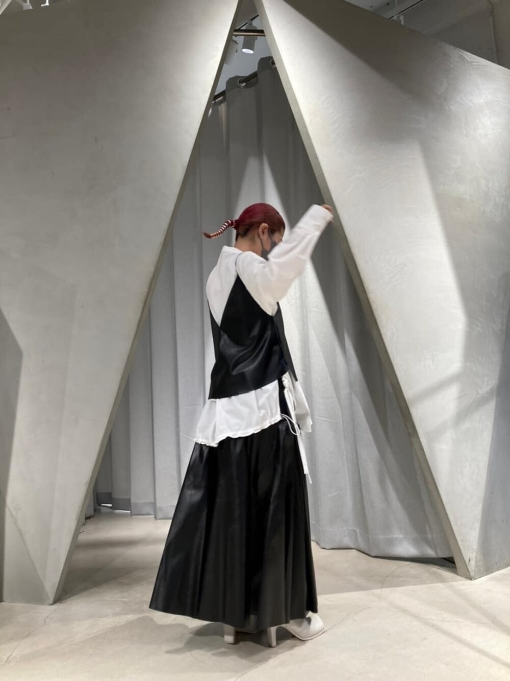 ホワイト系のシャツ/ブラウス、ブラック系のキャミソール、ブラック系のスカートを着用したレディースの秋コーディネートの2枚目の写真