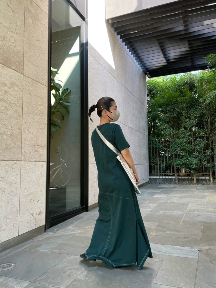 グリーン系のワンピース、ブラック系のサンダル、シルバー系のトートバッグを着用したレディースの夏コーディネートの8枚目の写真