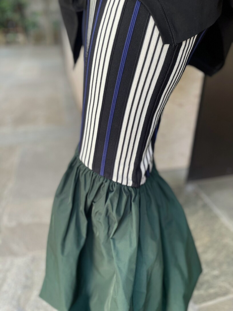 ブラック系のTシャツ/カットソー、その他のスカート、ブラック系のサンダルを着用したレディースの春コーディネートの5枚目の写真