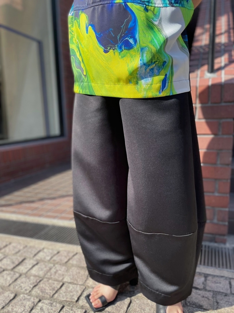 ホワイト系のシャツ/ブラウス、イエロー系のタンクトップ、ブラック系のその他パンツを着用したレディースの春コーディネートの7枚目の写真