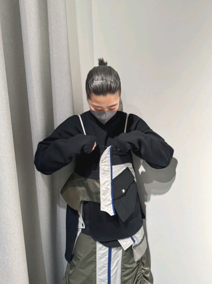 ブラック系のTシャツ/カットソー、ブラック系のキャミソール、ブラック系のスカートを着用したレディースの冬コーディネートの3枚目の写真