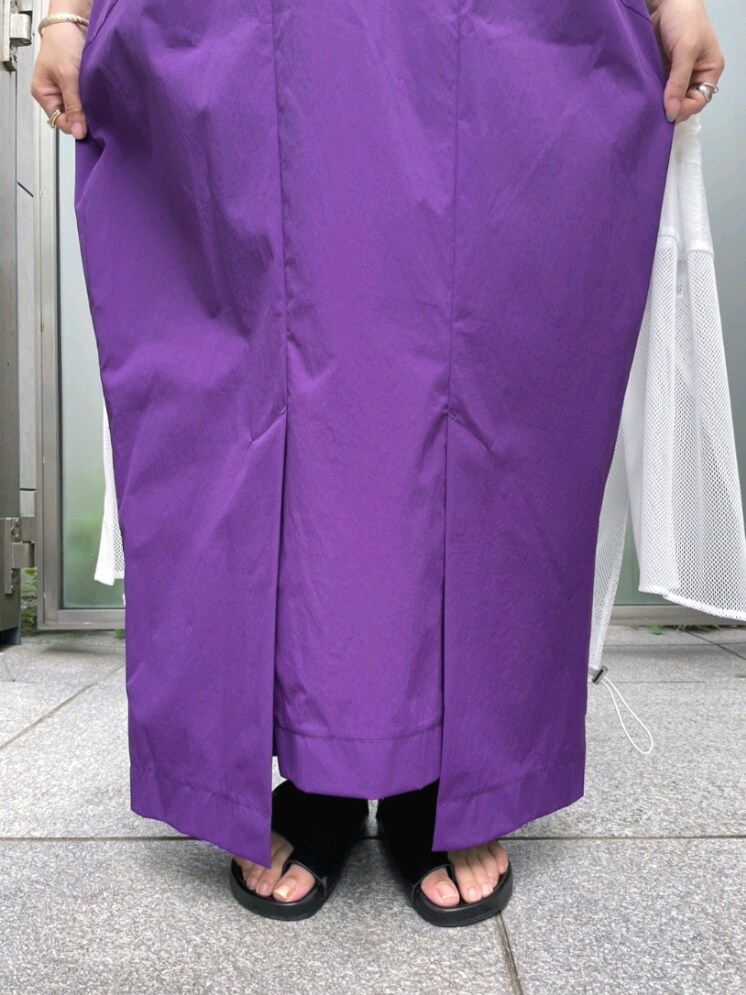 ホワイト系のシャツ/ブラウス、パープル系のワンピース、ブラック系のサンダルを着用したレディースの夏コーディネートの6枚目の写真