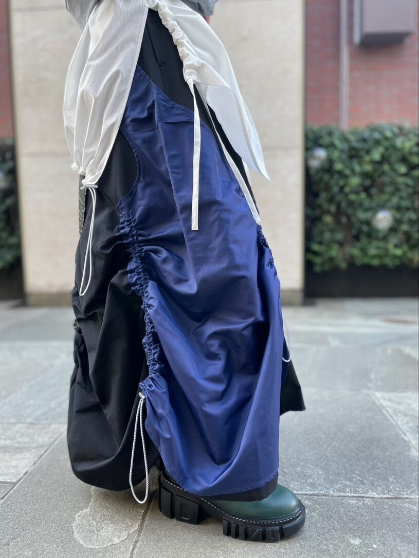 グレー系のスウェット、ホワイト系のシャツ/ブラウス、ブラック系のスカートを着用したレディースの冬コーディネートの9枚目の写真