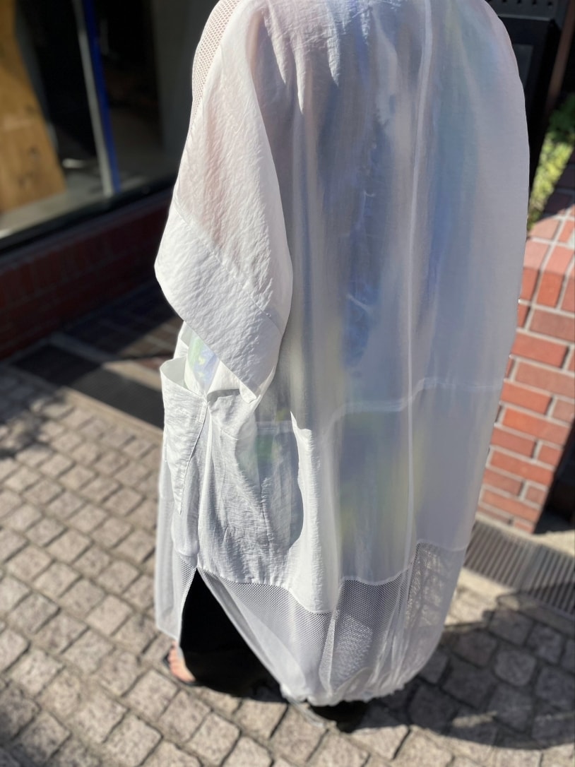 ホワイト系のシャツ/ブラウス、イエロー系のタンクトップ、ブラック系のその他パンツを着用したレディースの春コーディネートの8枚目の写真