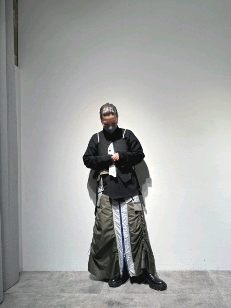 ブラック系のTシャツ/カットソー、ブラック系のキャミソール、ブラック系のスカートを着用したレディースの冬コーディネートの10枚目の写真