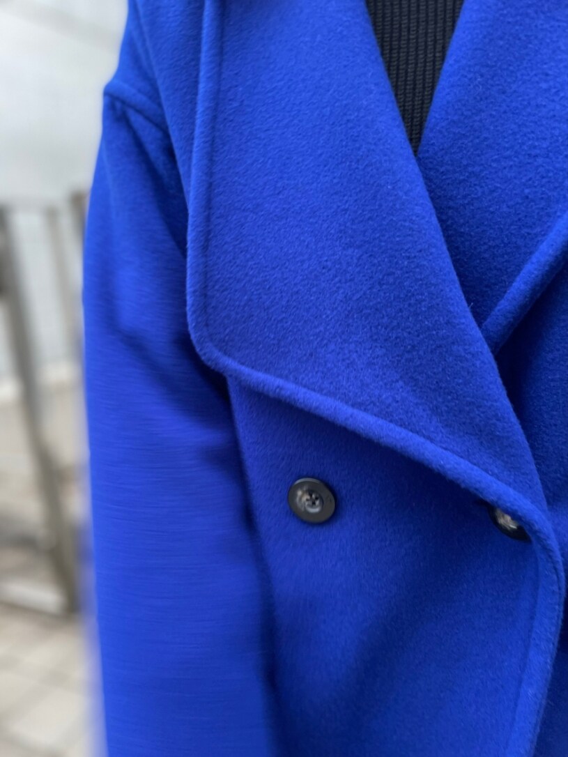 ブルー系のその他アウター、ブラック系のブーツを着用したレディースの冬コーディネートの5枚目の写真