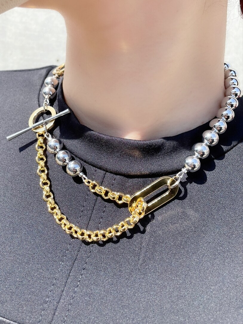 ブラック系のTシャツ/カットソー、ブラック系のスカート、ブラック系のブーツを着用したレディースの春コーディネートの9枚目の写真