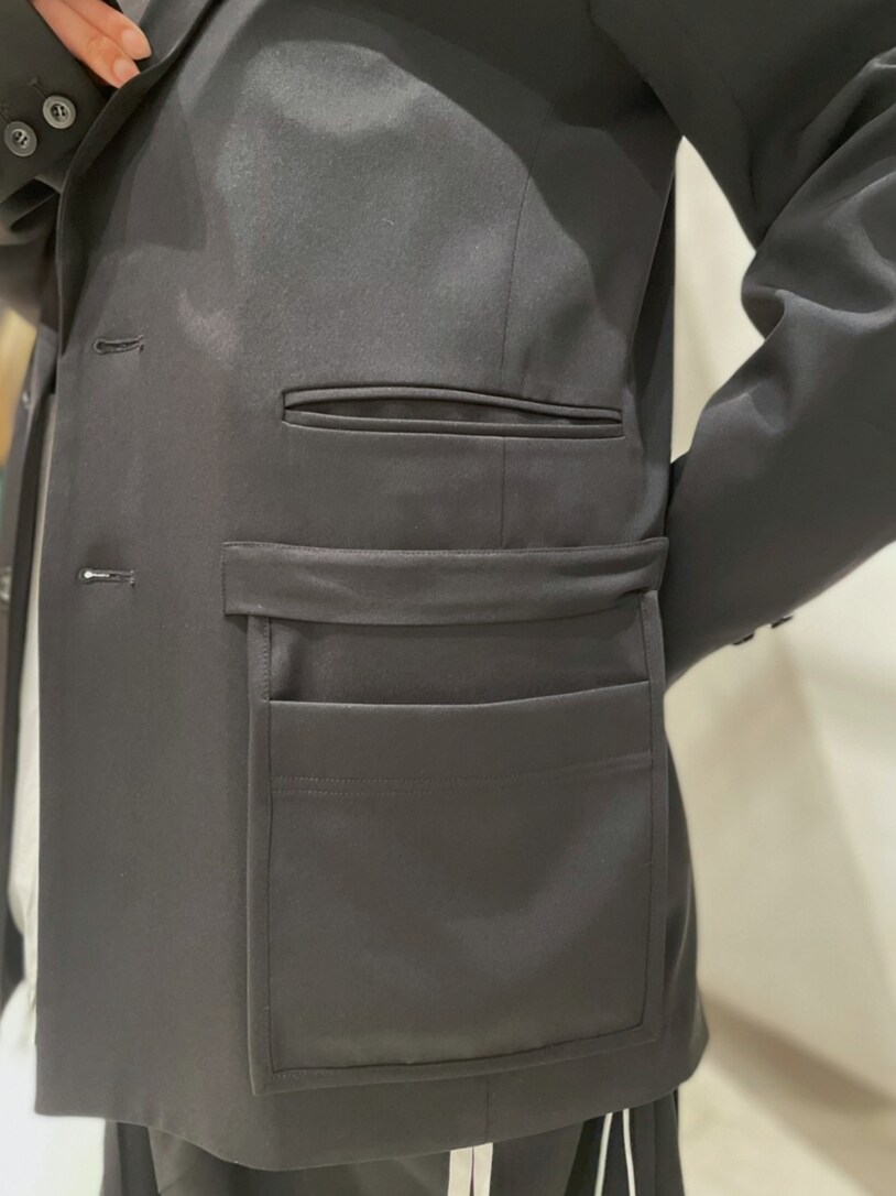 ブラック系のテーラードジャケット、ホワイト系のシャツ/ブラウス、ブラック系のキャミソールを着用したレディースの冬コーディネートの4枚目の写真