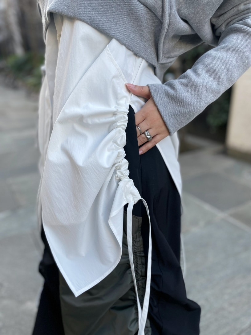 グレー系のスウェット、ホワイト系のシャツ/ブラウス、ブラック系のスカートを着用したレディースの冬コーディネートの6枚目の写真