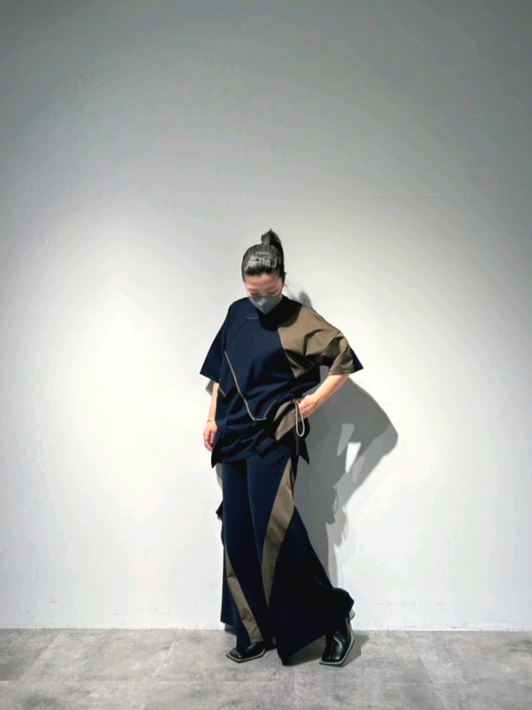 その他のTシャツ/カットソー、その他のその他パンツ、ブラック系のパンプスを着用したレディースの春コーディネートの9枚目の写真