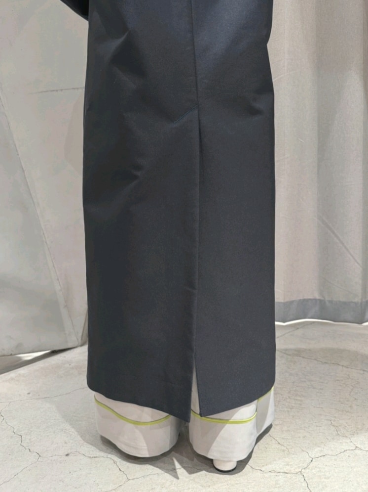 ブラック系のトレンチコート、グレー系のその他パンツ、ブラック系のパンプスを着用したレディースの春コーディネートの9枚目の写真