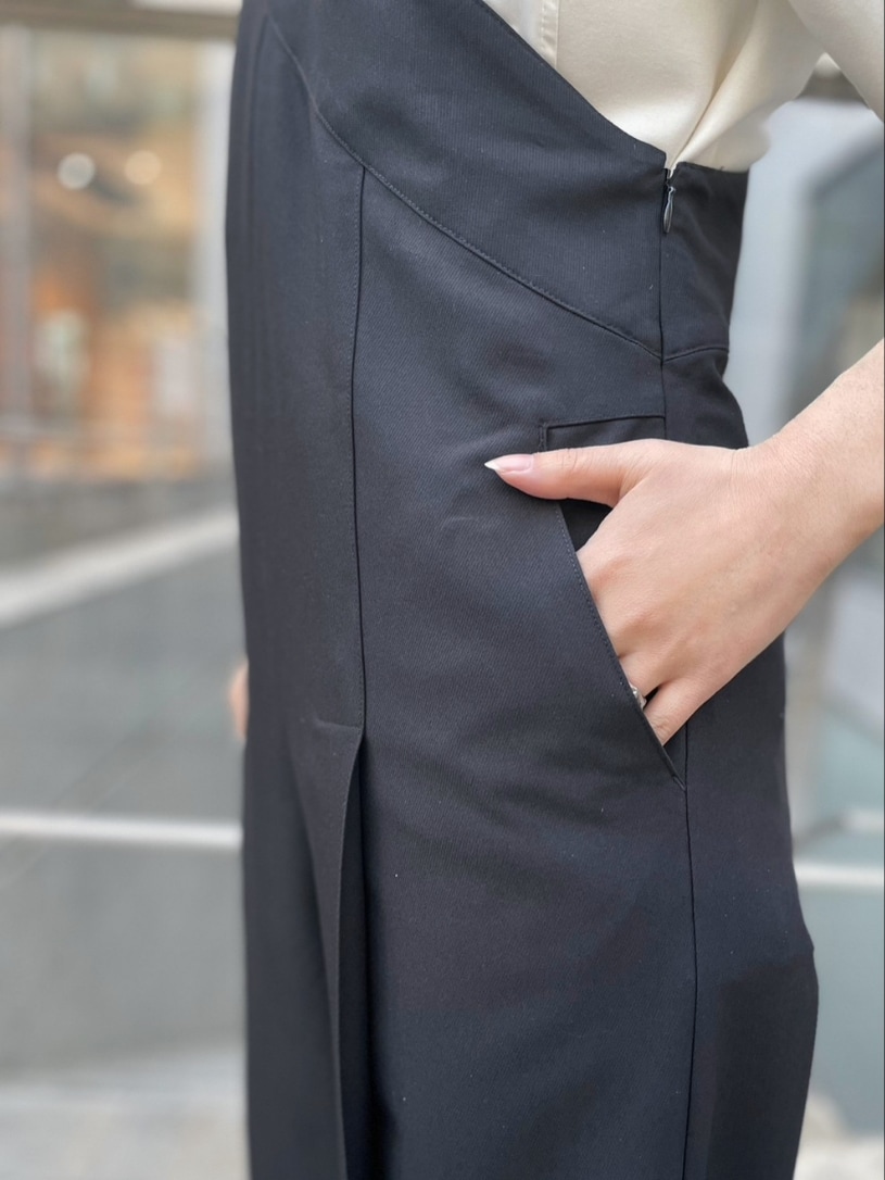 ブラック系のつなぎ/オールインワン、ホワイト系のTシャツ/カットソー、その他のブーツを着用したレディースの冬コーディネートの6枚目の写真