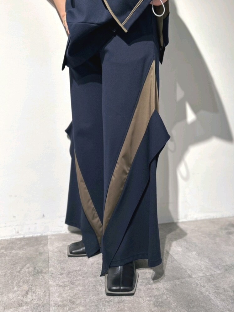 その他のTシャツ/カットソー、その他のその他パンツ、ブラック系のパンプスを着用したレディースの春コーディネートの5枚目の写真