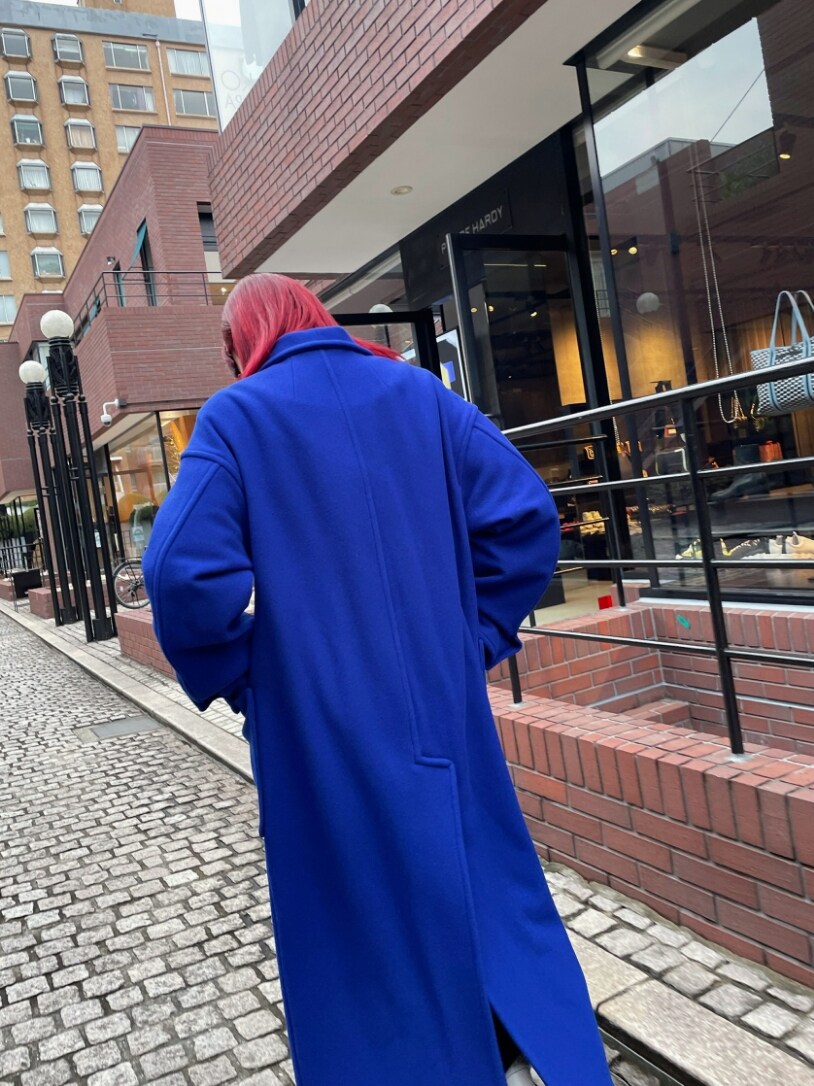 ブルー系のその他アウター、ブラック系のブーツを着用したレディースの冬コーディネートの7枚目の写真