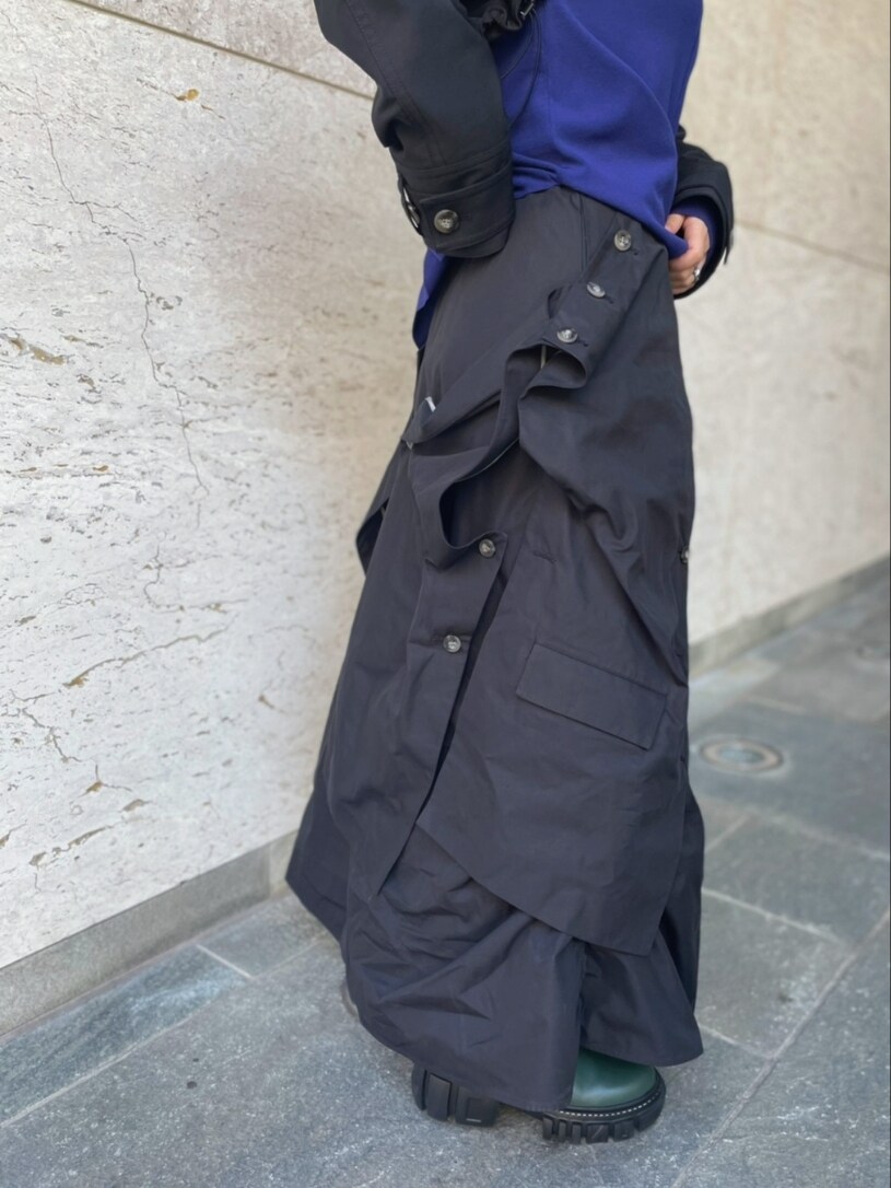 ブラック系のブルゾン、ブルー系のニット/セーター、ブラック系のスカートを着用したレディースの冬コーディネートの8枚目の写真