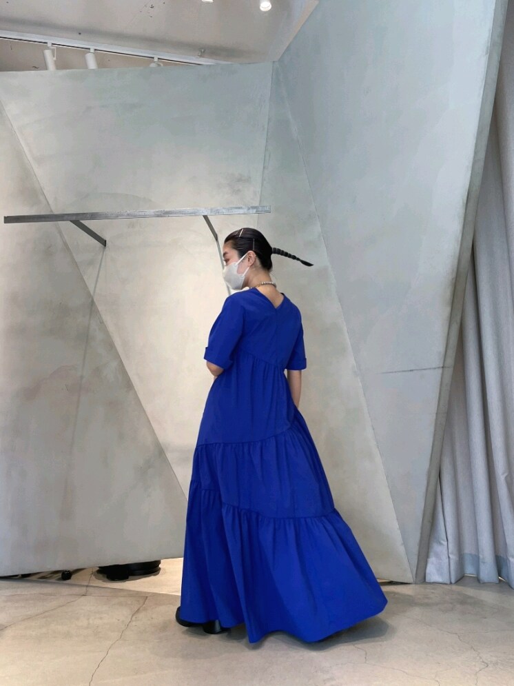 ブルー系のワンピース、ブラック系のサンダル、シルバー系のネックレスを着用したレディースの夏コーディネートの9枚目の写真