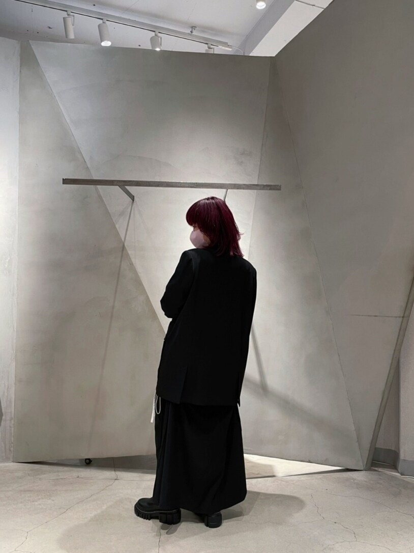 ブラック系のテーラードジャケット、ホワイト系のシャツ/ブラウス、ブラック系のキャミソールを着用したレディースの冬コーディネートの2枚目の写真