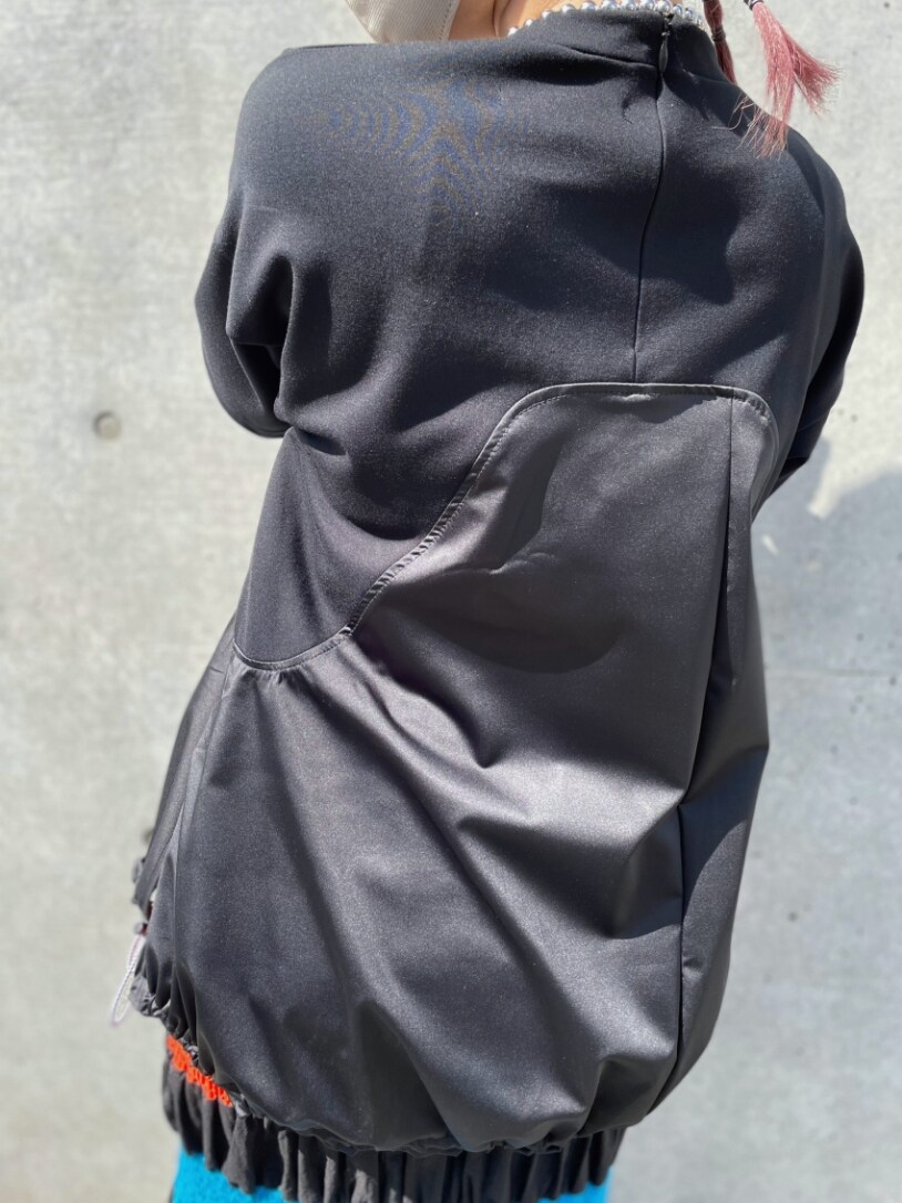 ブラック系のTシャツ/カットソー、ブラック系のスカート、ブラック系のブーツを着用したレディースの春コーディネートの4枚目の写真