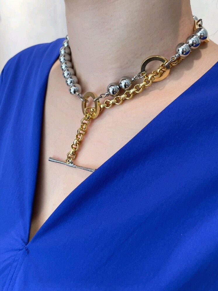 ブルー系のワンピース、ブラック系のサンダル、シルバー系のネックレスを着用したレディースの夏コーディネートの8枚目の写真