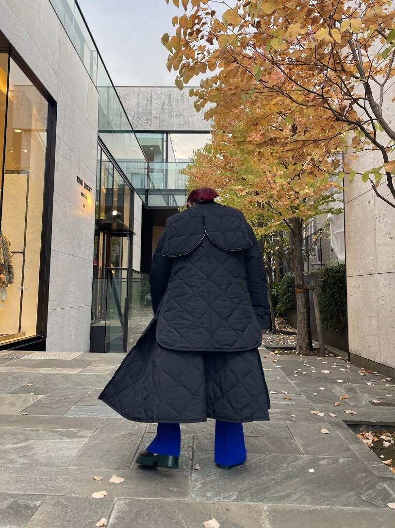 「カジュアルコーデ、秋冬、キルティング、低身長女子、あったかコーデ、モード、アウター、ロングコート、ブラックコーデ、モードストリート」｜「UN3D.のLAYERED LIKE QUILTING CT（その他アウター、ブラック系）」を使った、MISAKIさん（レディース・154cm）の秋コーディネートの2枚目の写真