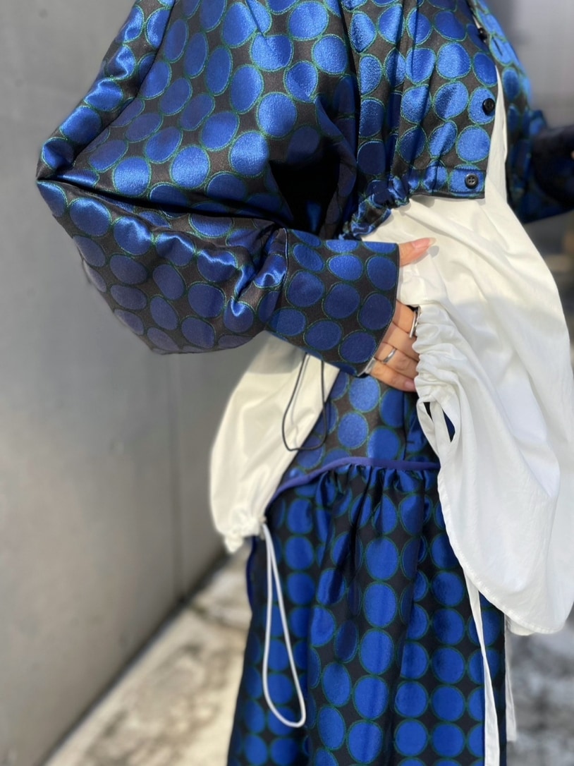 ブルー系のブルゾン、ホワイト系のシャツ/ブラウス、ブルー系のスカートを着用したレディースの冬コーディネートの5枚目の写真