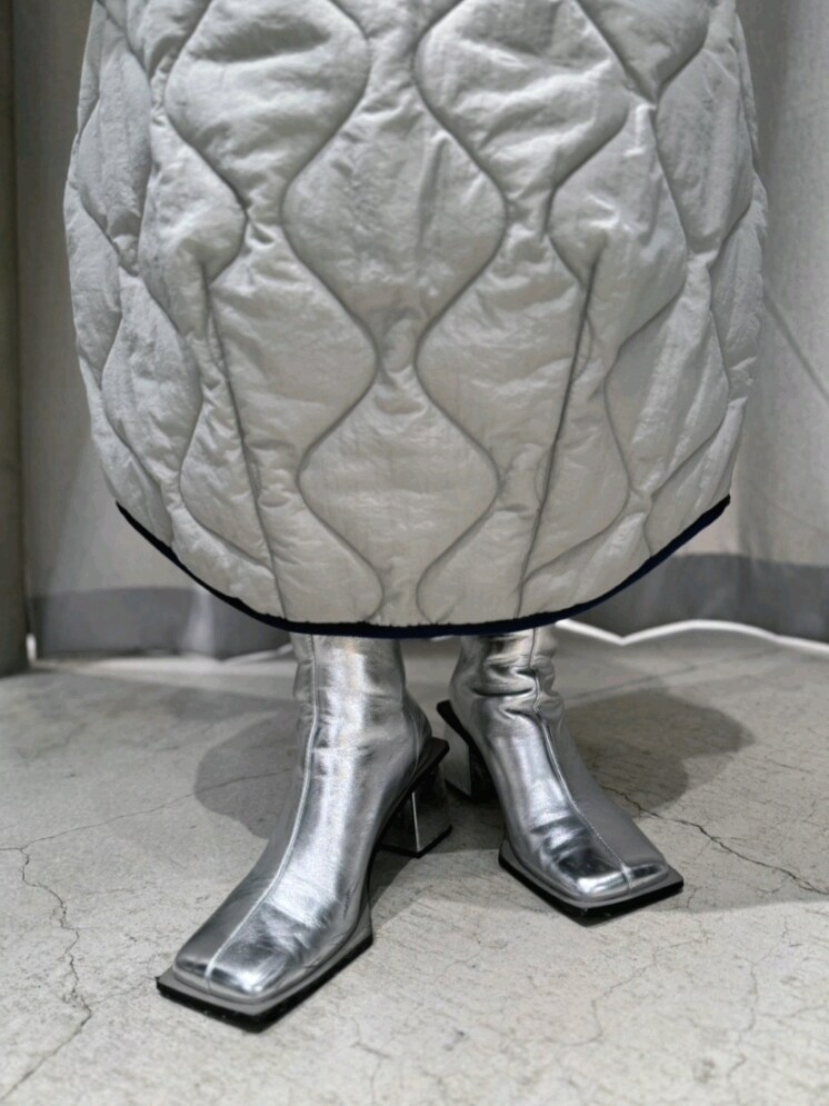 グレー系のスウェット、グレー系のスカート、シルバー系のブーツを着用したレディースの冬コーディネートの8枚目の写真