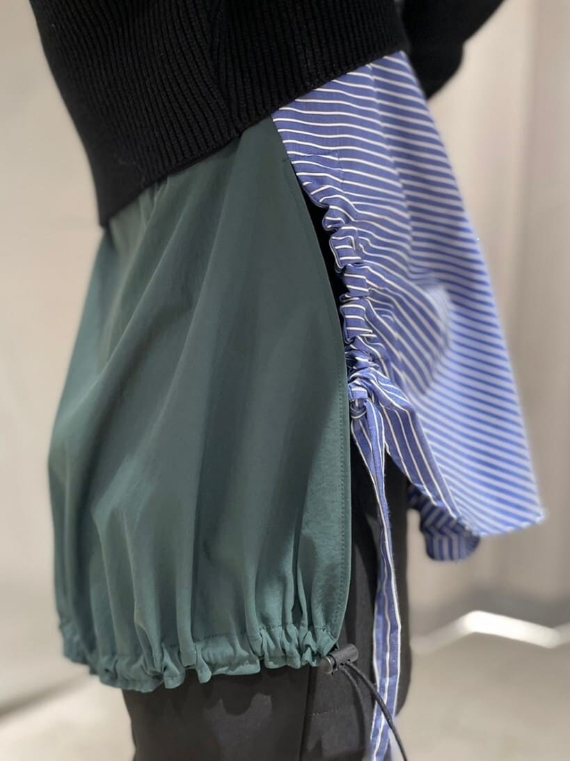 ブラック系のニット/セーター、その他のブーツ、その他のTシャツ/カットソーを着用したレディースの秋コーディネートの4枚目の写真