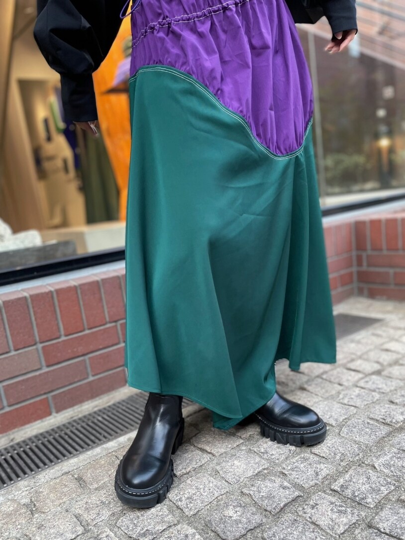 ブラック系のTシャツ/カットソー、パープル系のワンピース、ブラック系のブーツを着用したレディースの春コーディネートの9枚目の写真