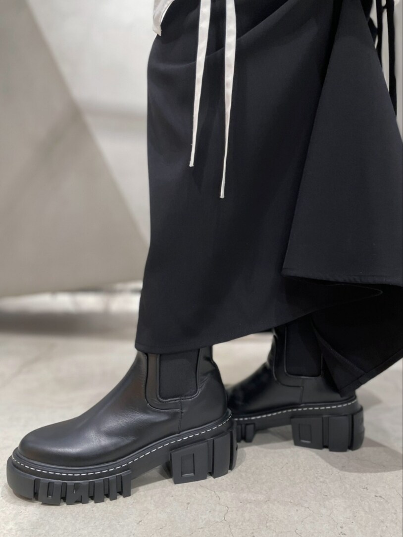 ブラック系のテーラードジャケット、ホワイト系のシャツ/ブラウス、ブラック系のキャミソールを着用したレディースの冬コーディネートの9枚目の写真