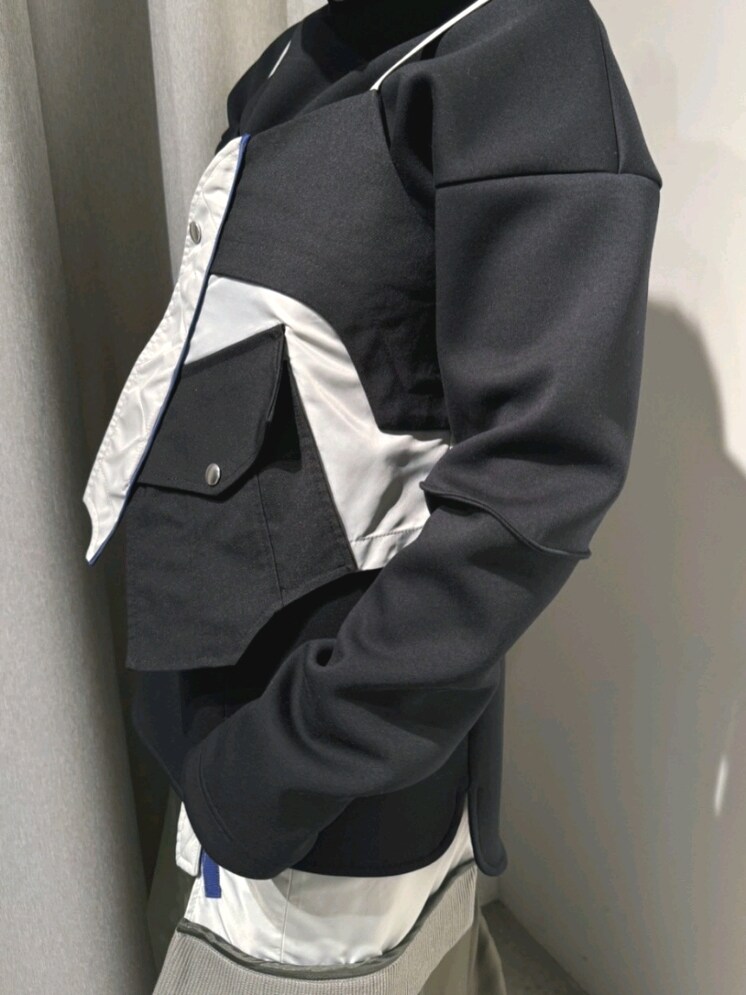 ブラック系のTシャツ/カットソー、ブラック系のキャミソール、ブラック系のスカートを着用したレディースの冬コーディネートの5枚目の写真