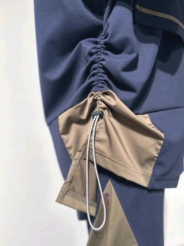 その他のTシャツ/カットソー、その他のその他パンツ、ブラック系のパンプスを着用したレディースの春コーディネートの4枚目の写真