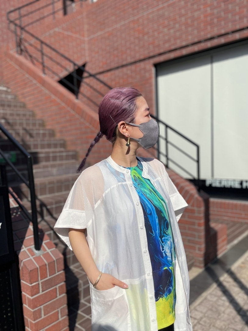 ホワイト系のシャツ/ブラウス、イエロー系のタンクトップ、ブラック系のその他パンツを着用したレディースの春コーディネートの3枚目の写真