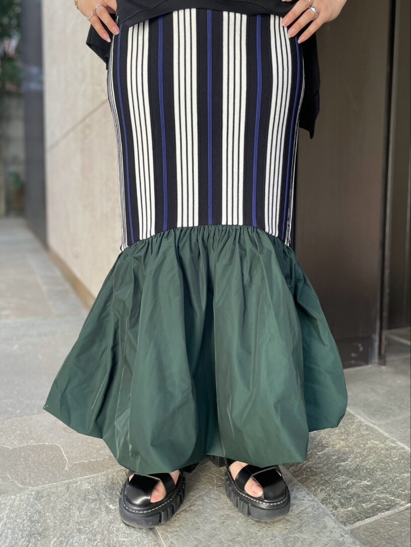 ブラック系のTシャツ/カットソー、その他のスカート、ブラック系のサンダルを着用したレディースの春コーディネートの6枚目の写真