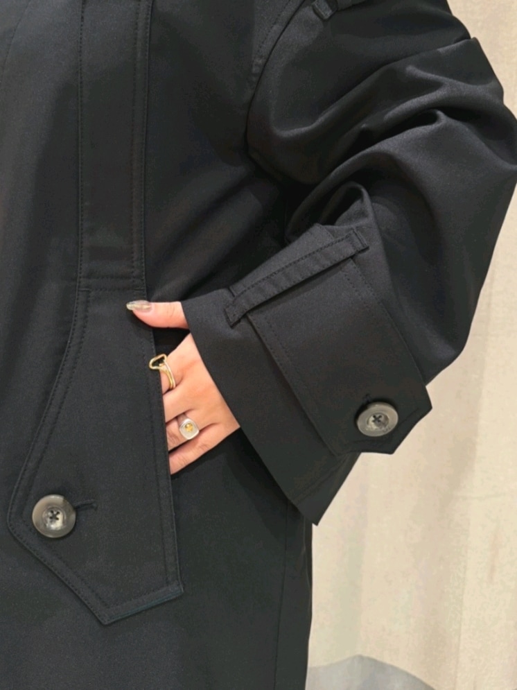 ブラック系のトレンチコート、グレー系のその他パンツ、ブラック系のパンプスを着用したレディースの春コーディネートの6枚目の写真